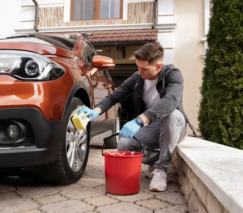Lavage auto à domicile Saint-Martin-la-Garenne : professionnel intervenant sur un véhicule